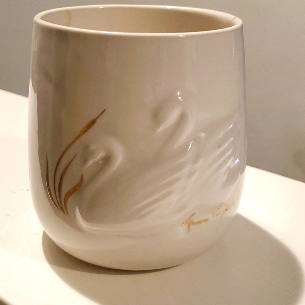 Vintage Gloria Vanderbilt vanity piece - VINTAGE
